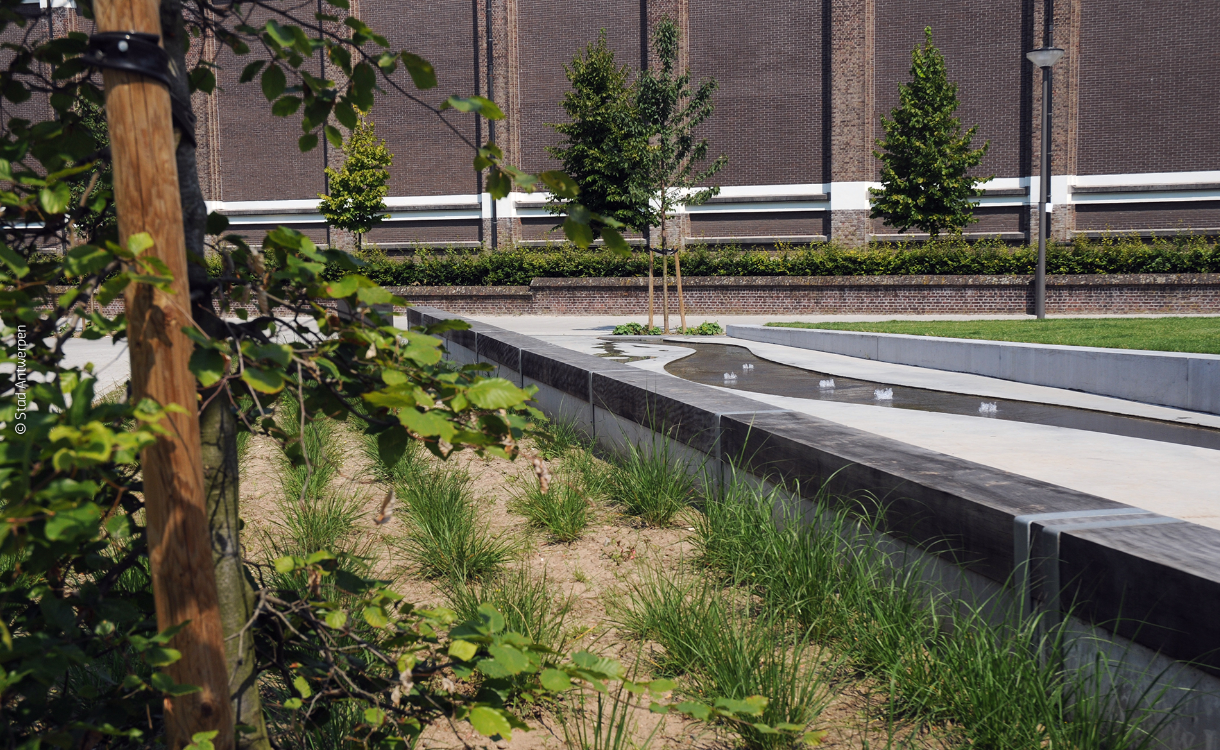 Speelaanleiding met water aan de Herman van Den Reeckstraat